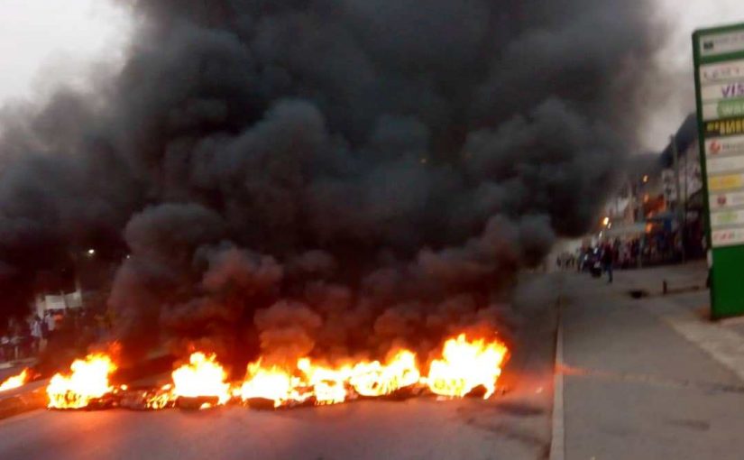 Menzgold Customers stage another Demo in Kumasi, Burning Tyres